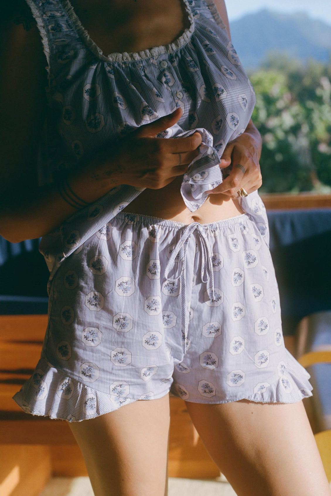 The Nida Short | Cameo Bouquet