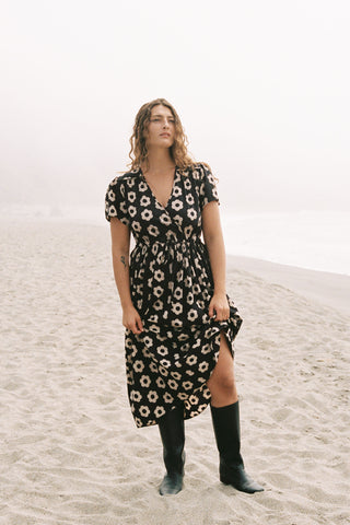 The Dawn Dress Petites | Noir Daisy