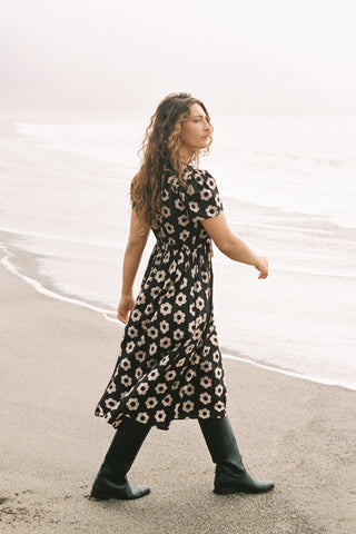 The Dawn Dress Petites | Noir Daisy