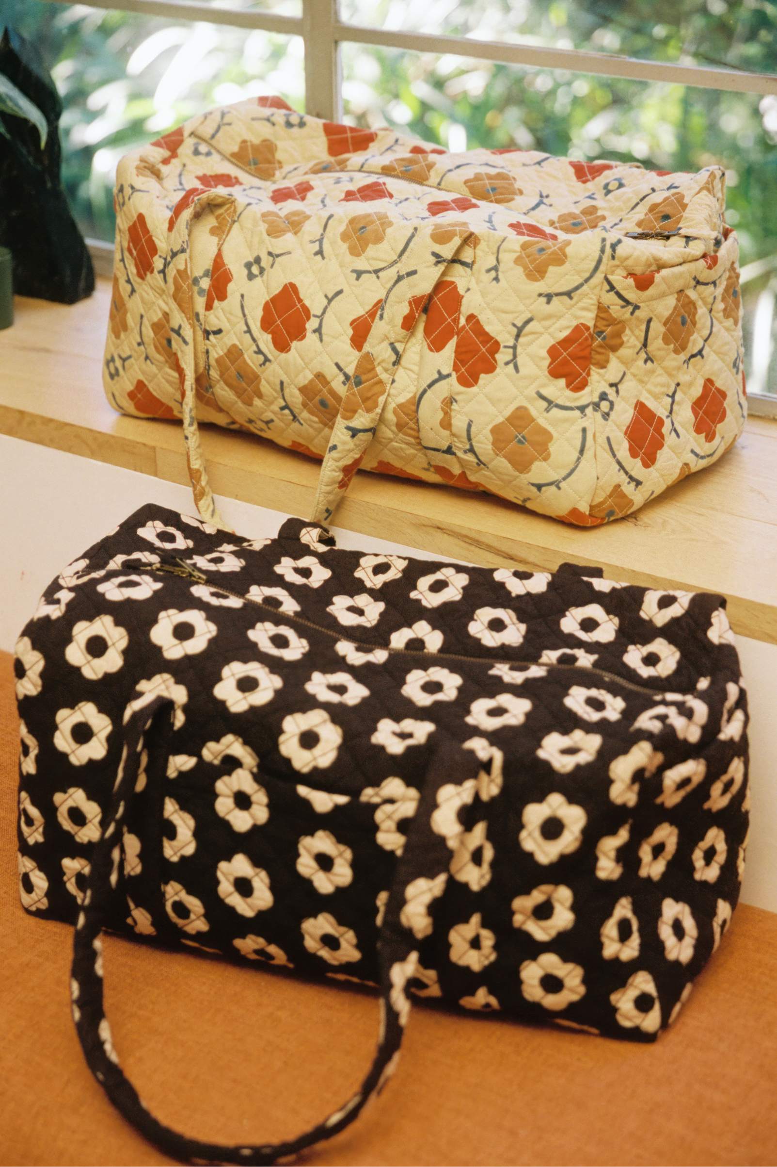 Maria Quilted Duffel | Noir Daisy – Christy Dawn